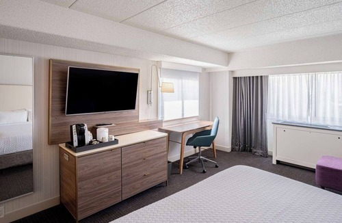 Downtown Columbus Hotel | Budget-Friendly Getaway! Near Kelton House Museum and Garden, Pet-Friendly