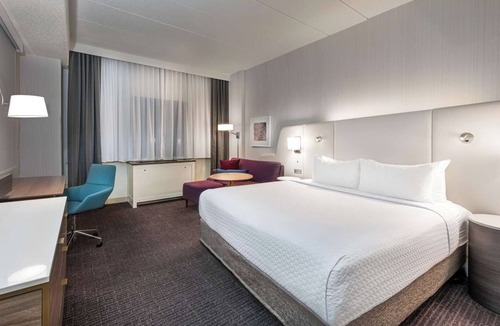 Downtown Columbus Hotel | Budget-Friendly Getaway! Near Kelton House Museum and Garden, Pet-Friendly