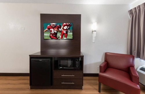 Crosswoods Hotel | Budget-Friendly & Practical Room Near Polaris Fashion Place + Pet-Friendly Space