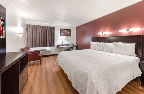 Crosswoods Hotel | Budget-Friendly & Practical Room Near Polaris Fashion Place + Pet-Friendly Space