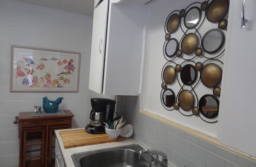 Mount Ida Apartment | Budget friendly queen studio with full kitchen, two queen beds and sleeper sofa by RedAwning