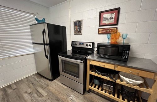 Mount Ida Apartment | Budget friendly queen studio with full kitchen, two queen beds and sleeper sofa by RedAwning