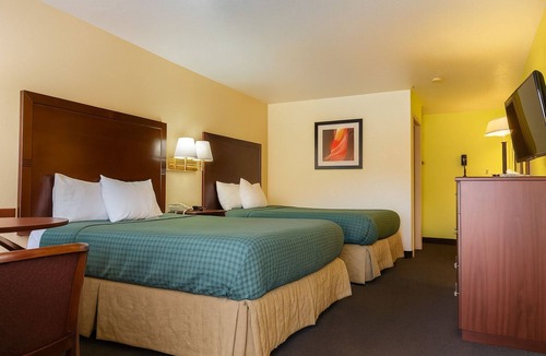 St. George Hotel | Budget-Friendly Room in Prime Location | Complimentary Breakfast w/Pool Access