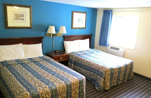 Waterville Hotel | Budget Host Airport Inn