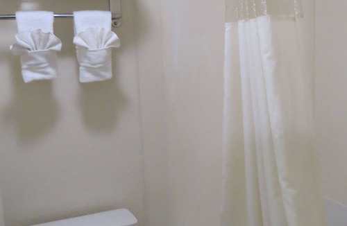 Waterville Hotel | Budget Host Airport Inn