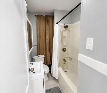 Beaver Hills House | Budget Private Room 1 near Yale & Hospitals - Grasso