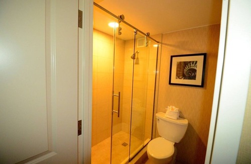 Woburn Hotel | Burlington Mall 2 Queen Room with Pool & Gym