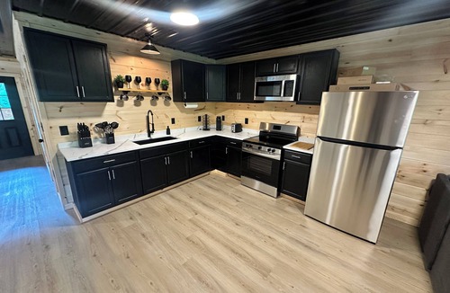Glouster Cabin | Burr Oak Cabin With Hot Tub and WIFI