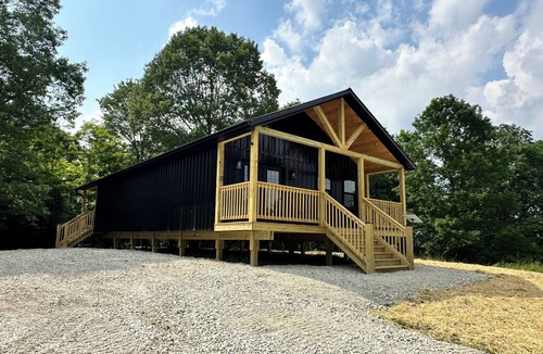 Glouster Cabin | Burr Oak Cabin With Hot Tub and WIFI