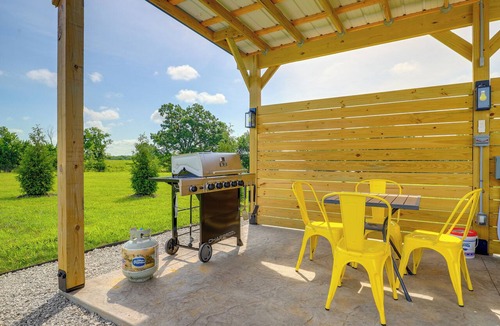 Butler Apartment | Butler ‘Pop Culture Camp’ w/Private Hot Tub & BBQ