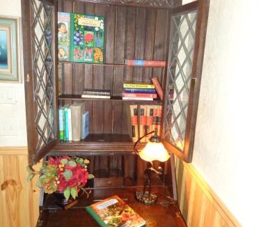 Mount Ida House | C23 - Lake view two bedroom, two bath log-sided cottage with private hot tub overlooking Lake Ouachita