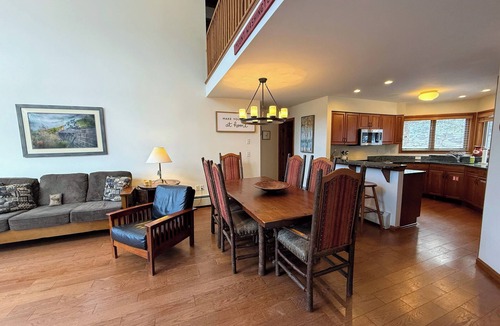 Bretton Woods House | C7 Beautifully appointed slopesideCrawford Ridge end unit townhome with fireplaces, yard