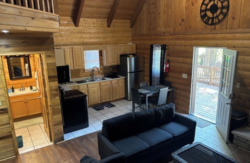 Clear Creek Cabin | {CABIN #2 of 4}"THE COMFORT ZONE" PET FRIENDLY 5 STAR CABIN