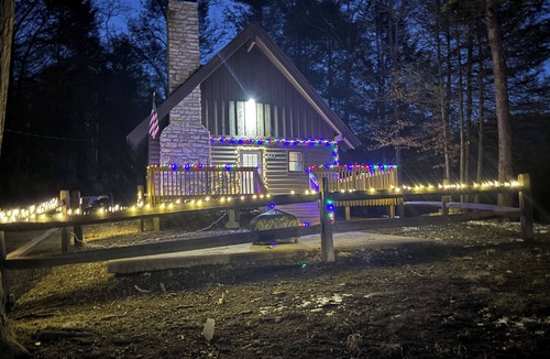 Clear Creek Cabin | {CABIN #2 of 4}"THE COMFORT ZONE" PET FRIENDLY 5 STAR CABIN