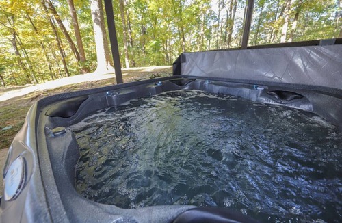 Kuttawa Cabin | Cabin Retreat with private lake and hot tub!