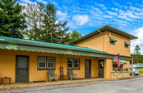 Short Creek Hotel | Cadiz Motel by OYO on route 250