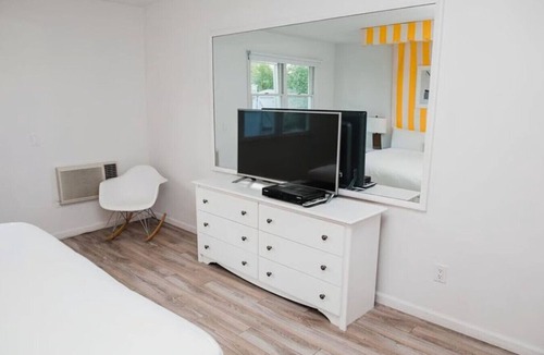 North Sea Hotel | California King Poolside, Daily Breakfast, Minibar