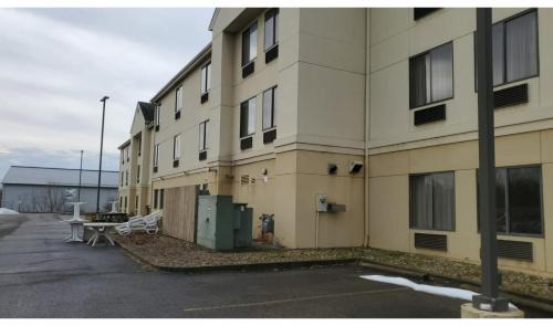 Cambridge Hotel | Cambridge Inn by Capital O near I-70 I-77