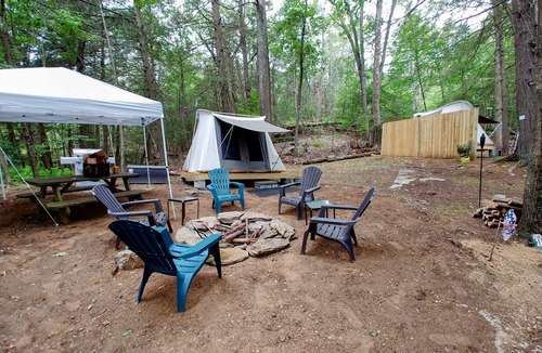 Dover Plains RV Rental | Campers Paradise, cozy tents, hot tub, free EV charger. Pet friendly
