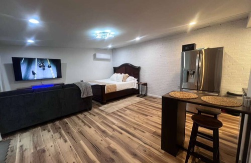 Elkins House | CampRV Lookout Apartment – Peaceful Scenic Escape