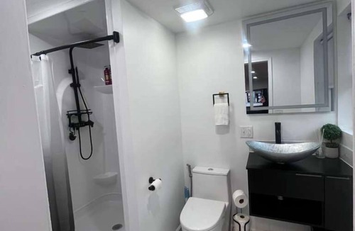 Elkins House | CampRV Lookout Apartment – Peaceful Scenic Escape