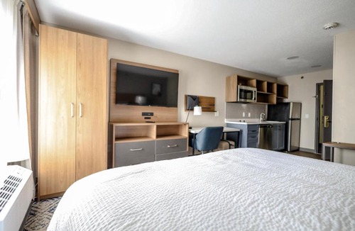 Orange Hotel | Candlewood Suites Beachwood Cleveland by IHG