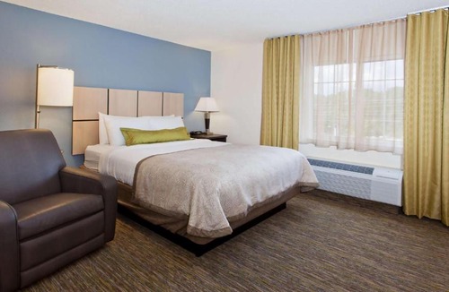 Wichita Hotel | Candlewood Suites Wichita - Airport by IHG