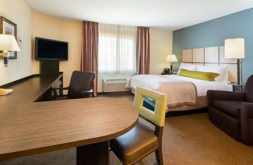 Wichita Hotel | Candlewood Suites Wichita - Airport by IHG