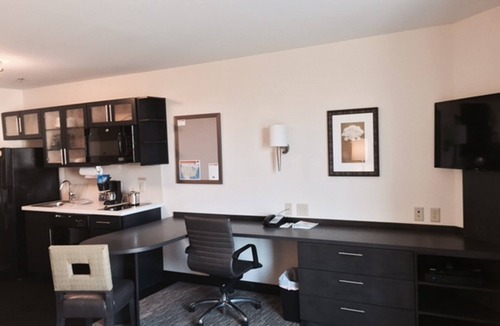 Austintown Hotel | Candlewood Suites Youngstown W I-80 Niles Area by IHG