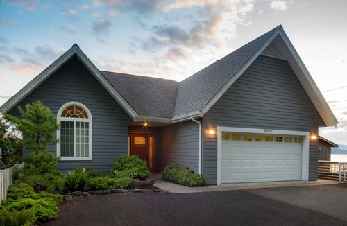 Ketchikan House | Captain Morgan's Beach House is an Upscale Waterfront Home only 4 mi to Downtown