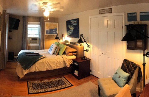 Lynn Bed & Breakfast | Captains quarters on the lake in lynn