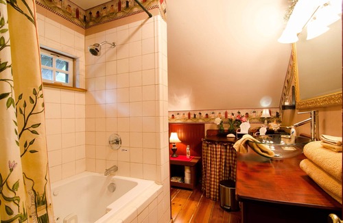 Harpers Ferry Bed & Breakfast | Caravan Suite location Private Lily Garden BnB