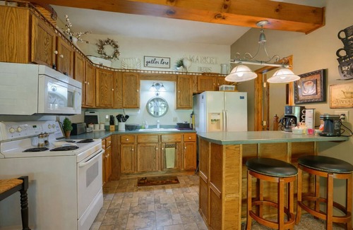 Carbon Hill Cabin | Carp's Cabin: 2 bedroom budget-friendly, modern farmhouse w/hot tub, NO WIFI