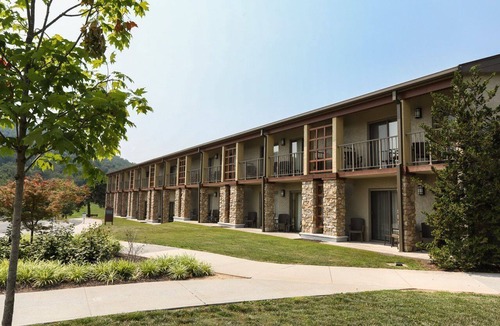 Fairfield Hotel | Carroll Valley Escape | King Room w/Golf Views