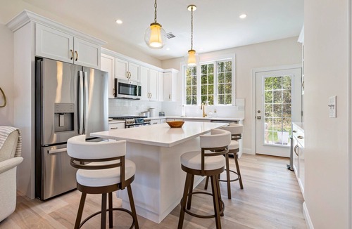 Arundel Cottage | Casa Bianca spacious retreat, heated pools, clubhouse, close to beaches