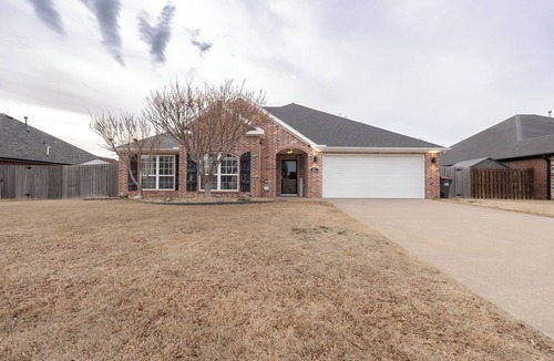 Springdale House | Casa De Flores in the heart of NWA