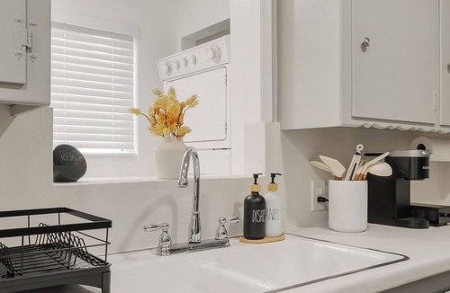 East Los Angeles House | Casita Allston - East L.A.! Gem w/Easy Check-In!