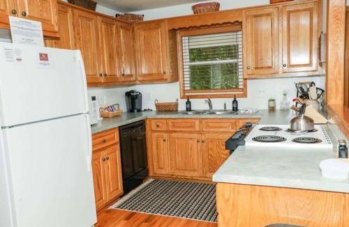 Peters Creek Cottage | Cedar Run Cottage by Buffalo Mountain Getaway