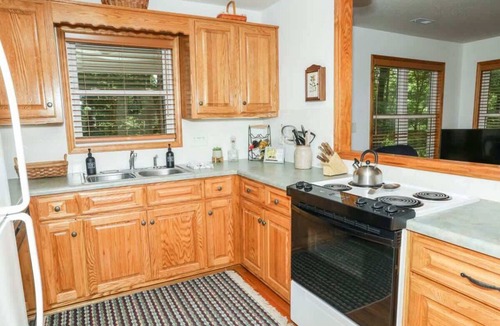 Peters Creek Cottage | Cedar Run Cottage by Buffalo Mountain Getaway