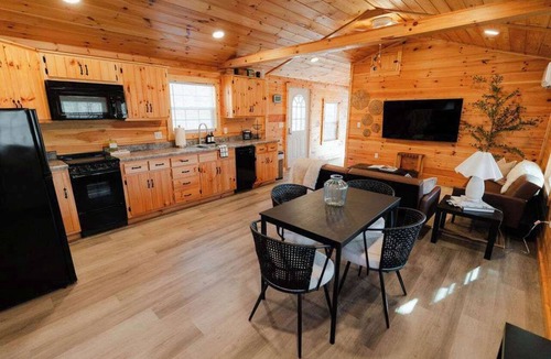 Laurelville Cabin | Cedar Wrapped Cozy Villa Cabin - 4 Miles From Trails