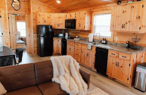 Laurelville Cabin | Cedar Wrapped Cozy Villa Cabin - 4 Miles From Trails