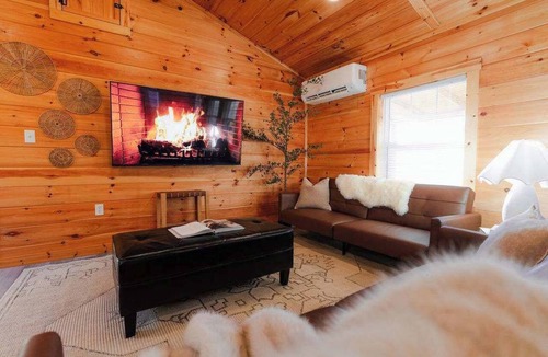 Laurelville Cabin | Cedar Wrapped Cozy Villa Cabin - 4 Miles From Trails