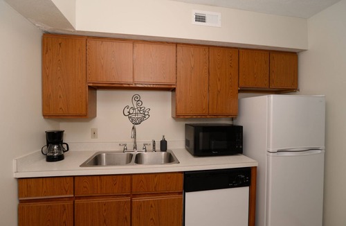 Akron Apartment | Central 2BR Walk to Summa/Near Akron Hospitals/UA