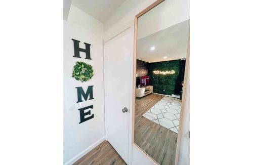 Wallingford Apartment | Central & Chic Apt Sleeps 7 (2 kings, 2 full beds) no cleaning fee
