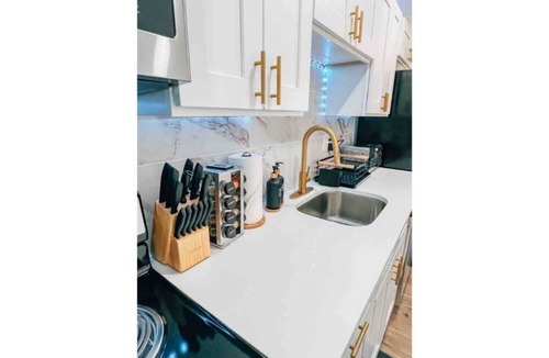 Wallingford Apartment | Central & Chic Apt Sleeps 7 (2 kings, 2 full beds) no cleaning fee