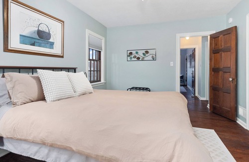 Fort Wayne Hotel | Central-Immaculate-Parking-Fenced Yard-Dining