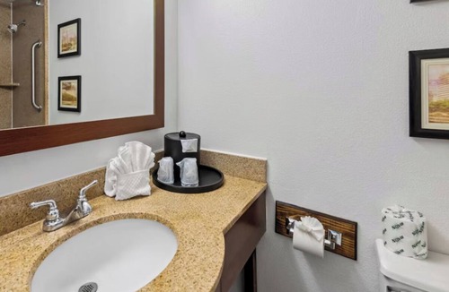 South Central Omaha Hotel | Central Omaha Oasis – Walk to Attractions, Enjoy Pool, Gym & Free Breakfast