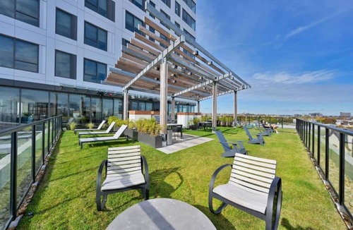 Central Square Apartment | Central Serene Penthouse w King bed GYM Parking