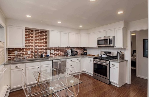 Fairview House | Central Spacious 3BR - 1 Min walk to Sports Arena