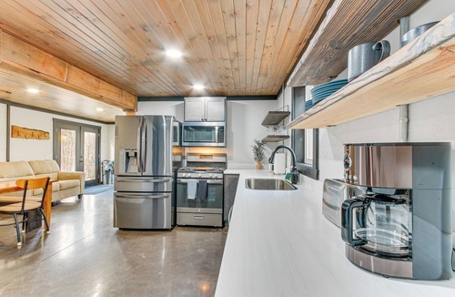 Glouster House | 'Chène Cottage' Near Burr Oak Lake & Trailheads!